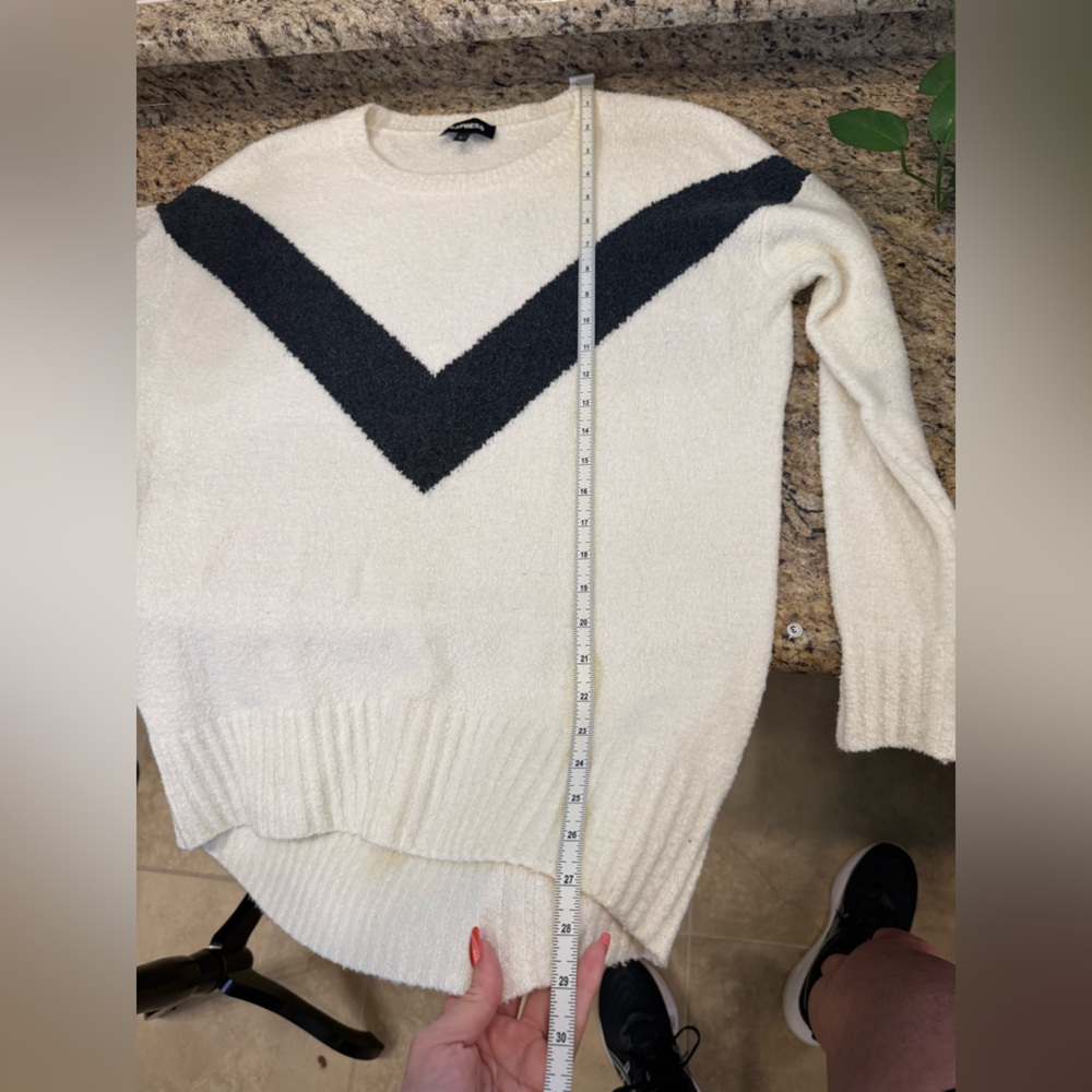 Express White & Black Chevron Sweater – Size Small - Picture 6 of 7